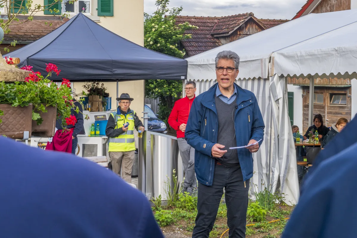 Erik Schmauser Stadtrat und Tiefbauvorstand hielt eine kurze aber dankbare Eröffnungsansprache. Der neue Dorfplatz in Bisikon wurde feierlich eingeweiht.